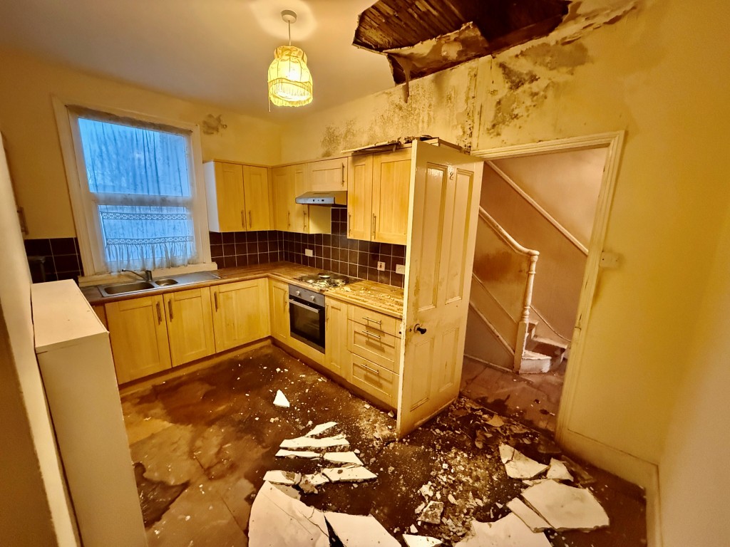 Lot: 40 - THREE STOREY HOUSE WITH POTENTIAL FOR SUB-DIVISION - Ground floor kitchen